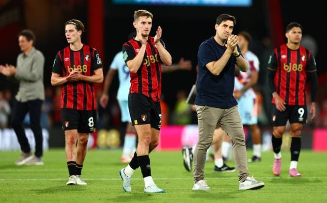 AFC Bournemouth Manager Andoni Iraola applauds. AFC Bournemouth v Brentford, EFL Carabao Cup, Second Round, Football, Vitality Stadium, Bournemouth, UK - 26 Aug 2025Bournemouth Vitality Stadium United Kingdom EDITORIAL USE ONLY No use with unauthorised audio, video, data, fixture lists, club league logos or live services. Online in-match use limited to 120 images, no video emulation. No use in betting, games or single club league player publications. Copyright: xJamesxMarsh Shutterstockx 15455830bn