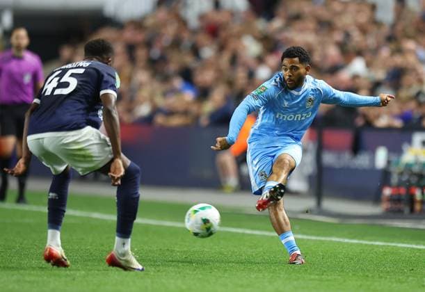 Jay Dasilva of Coventry City Millwall v Coventry City, EFL Carabao Cup, Second Round, Football, The Den, London, UK - 26 Aug 2025London The Den United Kingdom EDITORIAL USE ONLY No use with unauthorised audio, video, data, fixture lists, club league logos or live services. Online in-match use limited to 120 images, no video emulation. No use in betting, games or single club league player publications. Copyright: xMichaelxZemanek Shutterstockx 15455833bc