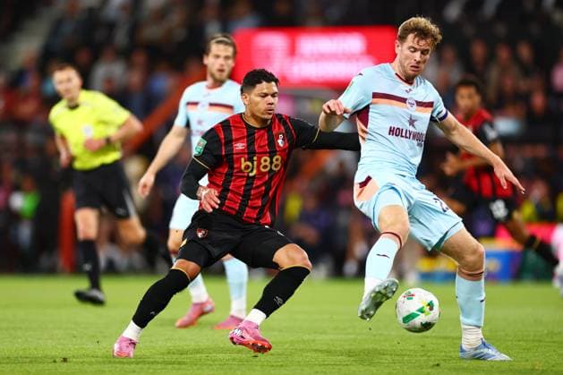 Evanilson of AFC Bournemouth and Nathan Collins of Brentford. AFC Bournemouth v Brentford, EFL Carabao Cup, Second Round, Football, Vitality Stadium, Bournemouth, UK - 26 Aug 2025Bournemouth Vitality Stadium United Kingdom EDITORIAL USE ONLY No use with unauthorised audio, video, data, fixture lists, club league logos or live services. Online in-match use limited to 120 images, no video emulation. No use in betting, games or single club league player publications. Copyright: xJamesxMarsh Shutterstockx 15455830cr