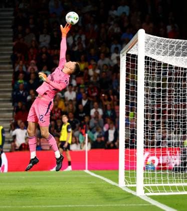 Hakon Rafn Valdimarsson of Brentford makes a save. AFC Bournemouth v Brentford, EFL Carabao Cup, Second Round, Football, Vitality Stadium, Bournemouth, UK - 26 Aug 2025Bournemouth Vitality Stadium United Kingdom EDITORIAL USE ONLY No use with unauthorised audio, video, data, fixture lists, club league logos or live services. Online in-match use limited to 120 images, no video emulation. No use in betting, games or single club league player publications. Copyright: xJamesxMarsh Shutterstockx 15455830cb
