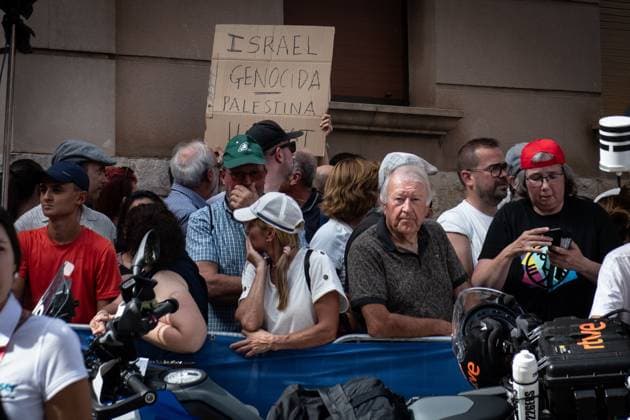 Concentración contra la participación de Israel PT en La Vuelta Ciclista a Espana en Figueres (Girona) Varias personas protestan contra la participación del equipo ciclista Israel-Premier Tech en la Vuelta a Espana 2025, a 27 de agosto de 2025, en Figueres, Girona, Catalunya (Espana). Movimientos propalestinos espanoles e italianos han organizado protestas a lo largo del recorrido contra el equipo ciclista Israel-Premier Tech, reclamando el boicot deportivo a Israel. El equipo, dirigido por Sylvan Adams, es visto como una herramienta de sportwashing para limpiar la imagen internacional de Israel. La campana insiste en que, al igual que con Rusia, deberían aplicarse sanciones contra Israel en el ámbito deportivo. 27 AGOSTO 2025;CATALUÑA;BICIS;CICLISMO;VUELTA;PALESTINA;ISRAEL;PROTESTA;GAZA;PROPALESTINA; Glòria Sá Figueres, Girona (Catalunya) Figueres, Girona (Catalunya) Espana Copyright: xGlòriaxSanchezx 6918446
