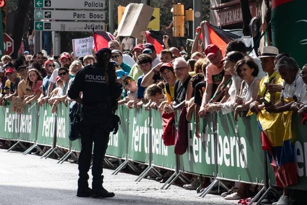 Concentración contra la participación de Israel PT en La Vuelta Ciclista a Espana en Figueres (Girona) Varias personas protestan contra la participación del equipo ciclista Israel-Premier Tech en la Vuelta a Espana 2025, a 27 de agosto de 2025, en Figueres, Girona, Catalunya (Espana). Movimientos propalestinos espanoles e italianos han organizado protestas a lo largo del recorrido contra el equipo ciclista Israel-Premier Tech, reclamando el boicot deportivo a Israel. El equipo, dirigido por Sylvan Adams, es visto como una herramienta de sportwashing para limpiar la imagen internacional de Israel. La campana insiste en que, al igual que con Rusia, deberían aplicarse sanciones contra Israel en el ámbito deportivo. 27 AGOSTO 2025;CATALUÑA;BICIS;CICLISMO;VUELTA;PALESTINA;ISRAEL;PROTESTA;GAZA;PROPALESTINA; Glòria Sá Figueres, Girona (Catalunya) Figueres, Girona (Catalunya) Espana Copyright: xGlòriaxSanchezx 6918447