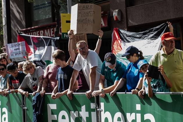 Concentración contra la participación de Israel PT en La Vuelta Ciclista a Espana en Figueres (Girona) Varias personas protestan contra la participación del equipo ciclista Israel-Premier Tech en la Vuelta a Espana 2025, a 27 de agosto de 2025, en Figueres, Girona, Catalunya (Espana). Movimientos propalestinos espanoles e italianos han organizado protestas a lo largo del recorrido contra el equipo ciclista Israel-Premier Tech, reclamando el boicot deportivo a Israel. El equipo, dirigido por Sylvan Adams, es visto como una herramienta de sportwashing para limpiar la imagen internacional de Israel. La campana insiste en que, al igual que con Rusia, deberían aplicarse sanciones contra Israel en el ámbito deportivo. 27 AGOSTO 2025;CATALUÑA;BICIS;CICLISMO;VUELTA;PALESTINA;ISRAEL;PROTESTA;GAZA;PROPALESTINA; Glòria Sá Figueres, Girona (Catalunya) Figueres, Girona (Catalunya) Espana Copyright: xGlòriaxSanchezx 6918448