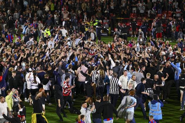 Jaze Kabia of Grimsby Town celebrates with the fas at the end of the match Grimsby Town v Manchester United, ManU EFL Carabao Cup, Second Round, Football, Blundell Park, Grimsby, UK - 27 Aug 2025Grimsby Blundell Park United Kingdom EDITORIAL USE ONLY No use with unauthorised audio, video, data, fixture lists, club league logos or live services. Online in-match use limited to 120 images, no video emulation. No use in betting, games or single club league player publications. Copyright: xPaulxCurrie Shutterstockx 15457582cs