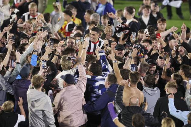 Jaze Kabia of Grimsby Town celebrates with the fas at the end of the match Grimsby Town v Manchester United, ManU EFL Carabao Cup, Second Round, Football, Blundell Park, Grimsby, UK - 27 Aug 2025Grimsby Blundell Park United Kingdom EDITORIAL USE ONLY No use with unauthorised audio, video, data, fixture lists, club league logos or live services. Online in-match use limited to 120 images, no video emulation. No use in betting, games or single club league player publications. Copyright: xPaulxCurrie Shutterstockx 15457582ct