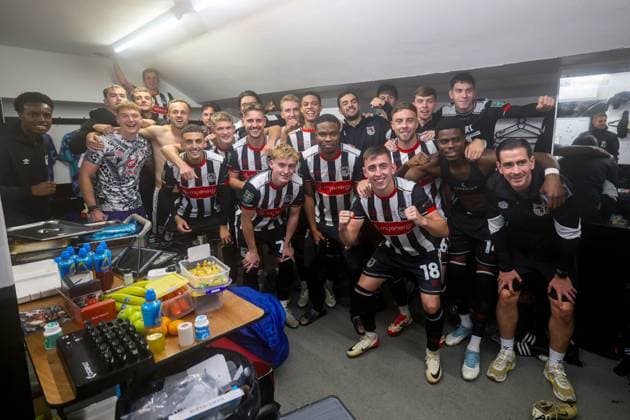 Grimsby Town celebrate aftyer the match. Grimsby Town v Manchester United, ManU EFL Carabao Cup, Second Round, Football, Blundell Park, Grimsby, UK - 27 Aug 2025Grimsby Blundell Park United Kingdom EDITORIAL USE ONLY No use with unauthorised audio, video, data, fixture lists, club league logos or live services. Online in-match use limited to 120 images, no video emulation. No use in betting, games or single club league player publications. Copyright: xRyanxBrowne Shutterstockx 15457581bx