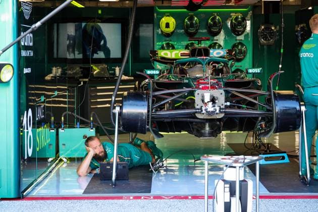 F1 - DUTCH GRAND PRIX 2025 Aston Martin F1 Team, mechanic under the Aston Martin F1 Team AMR25, in the garage, box, during the 2025 Formula 1 Heineken Dutch Grand Prix, 15th round of the 2025 FIA Formula One World Championship, WM, Weltmeisterschaft from August 29 to 31, 2025 on the Zandvoort Circuit, in Zandvoort, Netherlands - ZandvoortNetherlands Copyright: xFLORENTxGOODENx