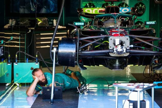 F1 - DUTCH GRAND PRIX 2025 Aston Martin F1 Team, mechanic under the Aston Martin F1 Team AMR25, in the garage, box, during the 2025 Formula 1 Heineken Dutch Grand Prix, 15th round of the 2025 FIA Formula One World Championship, WM, Weltmeisterschaft from August 29 to 31, 2025 on the Zandvoort Circuit, in Zandvoort, Netherlands - ZandvoortNetherlands Copyright: xFLORENTxGOODENx