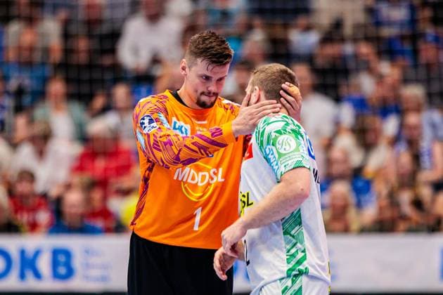 v.l. Sergey Hernandes Ferrer (SC Magdeburg, 01), Lukas Mertens (SC Magdeburg, 22) begruessen sich vor dem Spiel GER, TBV Lemgo Lippe vs. SC Magdeburg, Handball, 1. Bundesliga, 1. Spieltag, Spielzeit 2025 2026, 29.08.2025 GER, TBV Lemgo Lippe vs. SC Magdeburg, Handball, 1. Bundesliga, 1. Spieltag, Spielzeit 2025 2026, 29.08.2025 Lemgo Copyright: xEibner-Pressefoto JanxRollingerx EP_JSK