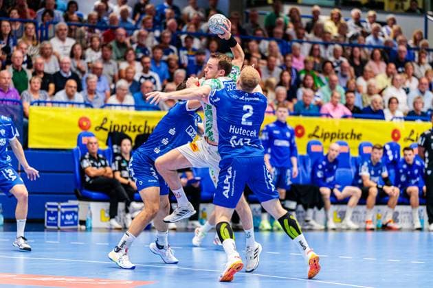 v.l. Tim Suton (TBV Lemgo Lippe, 23), Christian O Sullivan (SC Magdeburg, 24), Lukas Hutecek (TBV Lemgo Lippe, 02) GER, TBV Lemgo Lippe vs. SC Magdeburg, Handball, 1. Bundesliga, 1. Spieltag, Spielzeit 2025 2026, 29.08.2025 GER, TBV Lemgo Lippe vs. SC Magdeburg, Handball, 1. Bundesliga, 1. Spieltag, Spielzeit 2025 2026, 29.08.2025 Lemgo Copyright: xEibner-Pressefoto JanxRollingerx EP_JSK