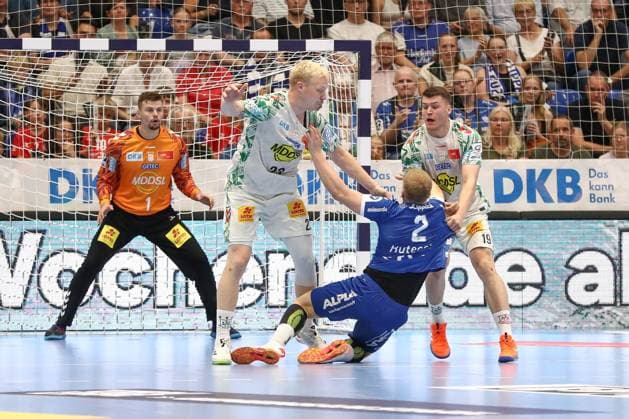 29.08.2025, xgox, Handball - Daikin HBL TBV Lemgo-Lippe - SC Magdeburg emspor, v.l. Magnus Saugstrup (Magdeburg, 23), Lukas Hutecek (Lemgo, 2), Elvar Oern Jonsson (Magdeburg, 19) Zweikampf, Duell, Kampf, tackle Lemgo