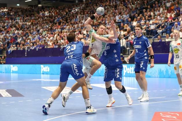 29.08.2025, xgox, Handball - Daikin HBL TBV Lemgo-Lippe - SC Magdeburg emspor, v.l. Tim Suton (Lemgo, 23), Felix Claar (Magdeburg, 7), Lukas Hutecek (Lemgo, 2) Zweikampf, Duell, Kampf, tackle Lemgo