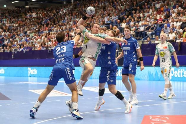 29.08.2025, xgox, Handball - Daikin HBL TBV Lemgo-Lippe - SC Magdeburg emspor, v.l. Tim Suton (Lemgo, 23), Felix Claar (Magdeburg, 7), Lukas Hutecek (Lemgo, 2) Zweikampf, Duell, Kampf, tackle Lemgo