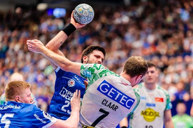 v.l. Tim Suton (TBV Lemgo Lippe, 23), Felix Claar (SC Magdeburg, 07) im Zweikampf GER, TBV Lemgo Lippe vs. SC Magdeburg, Handball, 1. Bundesliga, 1. Spieltag, Spielzeit 2025 2026, 29.08.2025 GER, TBV Lemgo Lippe vs. SC Magdeburg, Handball, 1. Bundesliga, 1. Spieltag, Spielzeit 2025 2026, 29.08.2025 Lemgo Copyright: xEibner-Pressefoto JanxRollingerx EP_JSK