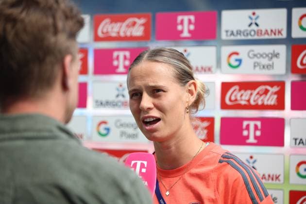 Scarlett Kraus (FC Bayern Muenchen, 17) beim TV Interview vor dem Spiel, GER, FC Bayern Muenchen vs. VfL Wolfsburg, Google Pixel Supercup der Frauen, Finale, 2025 2026, 30.08.2025, DFL REGULATIONS PROHIBIT ANY USE OF PHOTOGRAPHS AS IMAGE SEQUENCES AND OR QUASI-VIDEO, GER, FC Bayern Muenchen vs. VfL Wolfsburg, Google Pixel Supercup der Frauen, Finale, 2025 2026, 30.08.2025 Karlsruhe Copyright: xEibner-Pressefoto JanxPrihodax EP_JPA