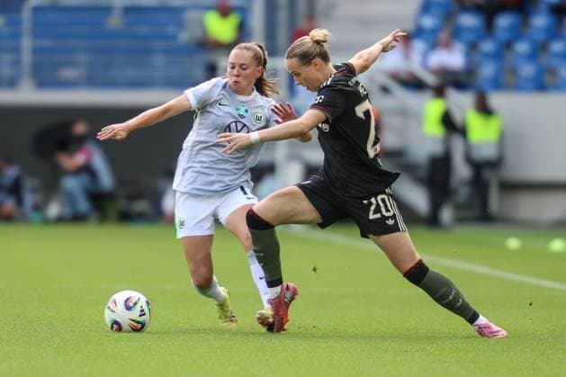 Janou Levels (VfL Wolfsburg, 15) im Zweikampf mit Julia Kreuzpaintner (FC Bayern Muenchen, 20), GER, FC Bayern Muenchen vs. VfL Wolfsburg, Google Pixel Supercup der Frauen, Finale, 2025 2026, 30.08.2025, DFL REGULATIONS PROHIBIT ANY USE OF PHOTOGRAPHS AS IMAGE SEQUENCES AND OR QUASI-VIDEO, GER, FC Bayern Muenchen vs. VfL Wolfsburg, Google Pixel Supercup der Frauen, Finale, 2025 2026, 30.08.2025 Karlsruhe Copyright: xEibner-Pressefoto JanxPrihodax EP_JPA