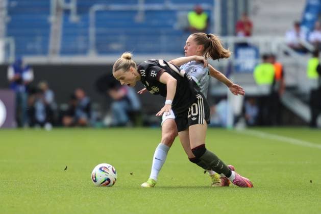 Janou Levels (VfL Wolfsburg, 15) im Zweikampf mit Julia Kreuzpaintner (FC Bayern Muenchen, 20), GER, FC Bayern Muenchen vs. VfL Wolfsburg, Google Pixel Supercup der Frauen, Finale, 2025 2026, 30.08.2025, DFL REGULATIONS PROHIBIT ANY USE OF PHOTOGRAPHS AS IMAGE SEQUENCES AND OR QUASI-VIDEO, GER, FC Bayern Muenchen vs. VfL Wolfsburg, Google Pixel Supercup der Frauen, Finale, 2025 2026, 30.08.2025 Karlsruhe Copyright: xEibner-Pressefoto JanxPrihodax EP_JPA