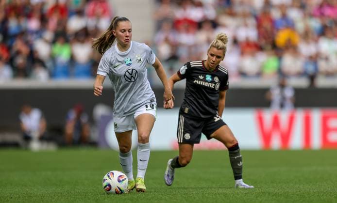 DEU, Karlsruhe, Bayern München vs VfL Wolfsburg, Google Pixel Supercup der Frauen, DFB, BBBank Wildpark, Finale, im Bild v.l.n.r: Janou Levels (VfL Wolfsburg 15), Linda Dallmann (Bayern München 10) DFB DFL REGULATIONS PROHIBIT ANY USE OF PHOTOGRAPHS AS IMAGE SEQUENCES AND OR QUASI-VIDEO, 30.08.2025, Copyright: HMBxMedia HendrikxHamelau