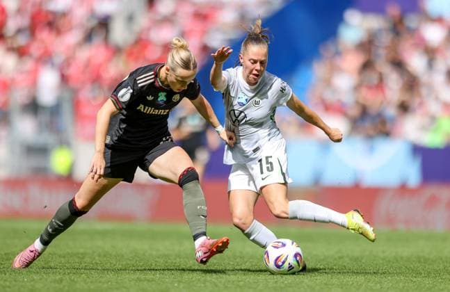 DEU, Karlsruhe, Bayern München vs VfL Wolfsburg, Google Pixel Supercup der Frauen, DFB, BBBank Wildpark, Finale, im Bild v.l.n.r: Franziska Kett (Bayern München 20), Janou Levels (VfL Wolfsburg 15) DFB DFL REGULATIONS PROHIBIT ANY USE OF PHOTOGRAPHS AS IMAGE SEQUENCES AND OR QUASI-VIDEO, 30.08.2025, Copyright: HMBxMedia HendrikxHamelau