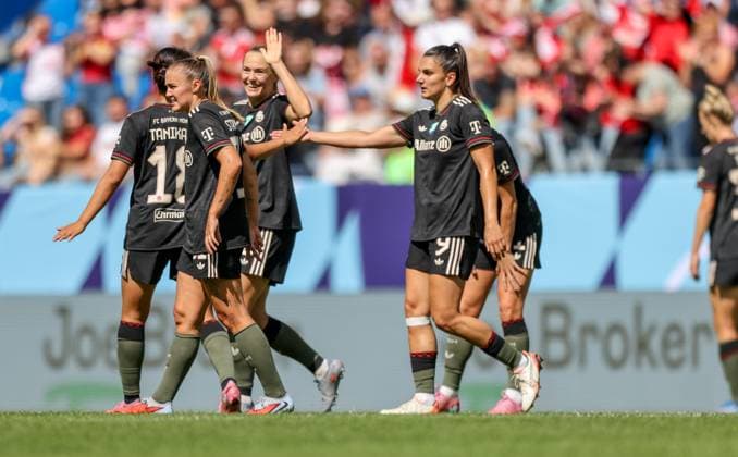 DEU, Karlsruhe, Bayern München vs VfL Wolfsburg, Google Pixel Supercup der Frauen, DFB, BBBank Wildpark, Finale, im Bild: Magdalena Eriksson (Bayern München 5) erzielt das Tor zum 1:0, Jubel mit dem Team DFB DFL REGULATIONS PROHIBIT ANY USE OF PHOTOGRAPHS AS IMAGE SEQUENCES AND OR QUASI-VIDEO, 30.08.2025, Copyright: HMBxMedia HendrikxHamelau