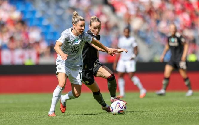 DEU, Karlsruhe, Bayern München vs VfL Wolfsburg, Google Pixel Supercup der Frauen, DFB, BBBank Wildpark, Finale, im Bild v.l.n.r: Svenja Huth (VfL Wolfsburg 10), Franziska Kett (Bayern München 20) DFB DFL REGULATIONS PROHIBIT ANY USE OF PHOTOGRAPHS AS IMAGE SEQUENCES AND OR QUASI-VIDEO, 30.08.2025, Copyright: HMBxMedia HendrikxHamelau