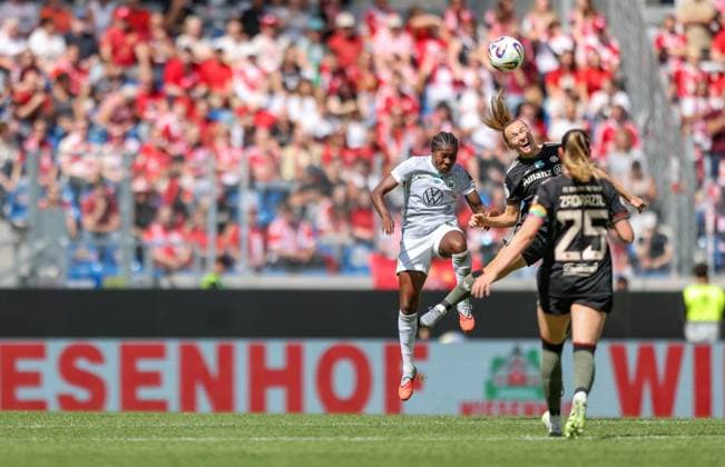 DEU, Karlsruhe, Bayern München vs VfL Wolfsburg, Google Pixel Supercup der Frauen, DFB, BBBank Wildpark, Finale, im Bild v.l.n.r: Lineth Beerensteyn (VfL Wolfsburg 9), Magdalena Eriksson (Bayern München 5) DFB DFL REGULATIONS PROHIBIT ANY USE OF PHOTOGRAPHS AS IMAGE SEQUENCES AND OR QUASI-VIDEO, 30.08.2025, Copyright: HMBxMedia HendrikxHamelau