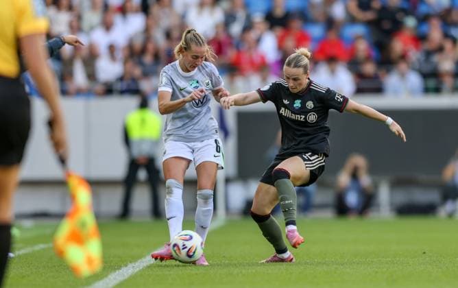 oDEU, Karlsruhe, Bayern München vs VfL Wolfsburg, Google Pixel Supercup der Frauen, DFB, BBBank Wildpark, Finale, im Bild v.l.n.r: Janina Minge (VfL Wolfsburg 6), Franziska Kett (Bayern München 20) DFB DFL REGULATIONS PROHIBIT ANY USE OF PHOTOGRAPHS AS IMAGE SEQUENCES AND OR QUASI-VIDEO, 30.08.2025, Copyright: HMBxMedia HendrikxHamelau
