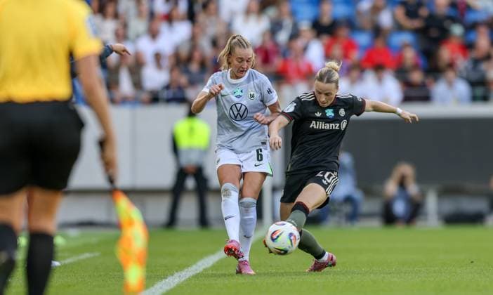 DEU, Karlsruhe, Bayern München vs VfL Wolfsburg, Google Pixel Supercup der Frauen, DFB, BBBank Wildpark, Finale, im Bild v.l.n.r: Janina Minge (VfL Wolfsburg 6), Franziska Kett (Bayern München 20) DFB DFL REGULATIONS PROHIBIT ANY USE OF PHOTOGRAPHS AS IMAGE SEQUENCES AND OR QUASI-VIDEO, 30.08.2025, Copyright: HMBxMedia HendrikxHamelau