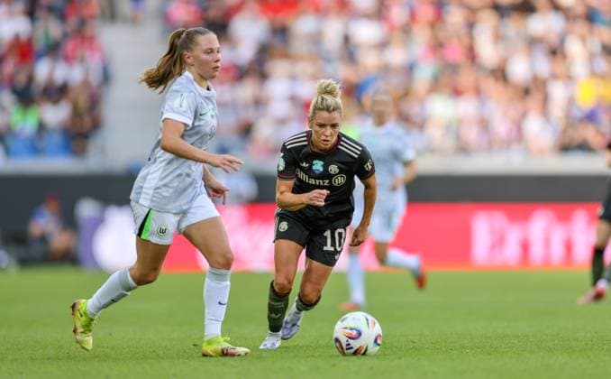 DEU, Karlsruhe, Bayern München vs VfL Wolfsburg, Google Pixel Supercup der Frauen, DFB, BBBank Wildpark, Finale, im Bild v.l.n.r: Janou Levels (VfL Wolfsburg 15), Linda Dallmann (Bayern München 10) DFB DFL REGULATIONS PROHIBIT ANY USE OF PHOTOGRAPHS AS IMAGE SEQUENCES AND OR QUASI-VIDEO, 30.08.2025, Copyright: HMBxMedia HendrikxHamelau