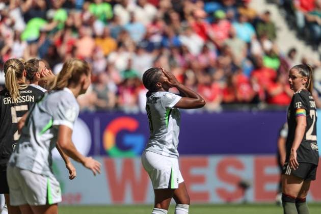 Lineth Beerensteyn (VfL Wolfsburg, 09) nach vertaner Chance, GER, FC Bayern Muenchen vs. VfL Wolfsburg, Google Pixel Supercup der Frauen, Finale, 2025 2026, 30.08.2025, DFL REGULATIONS PROHIBIT ANY USE OF PHOTOGRAPHS AS IMAGE SEQUENCES AND OR QUASI-VIDEO, GER, FC Bayern Muenchen vs. VfL Wolfsburg, Google Pixel Supercup der Frauen, Finale, 2025 2026, 30.08.2025 Karlsruhe Copyright: xEibner-Pressefoto JanxPrihodax EP_JPA