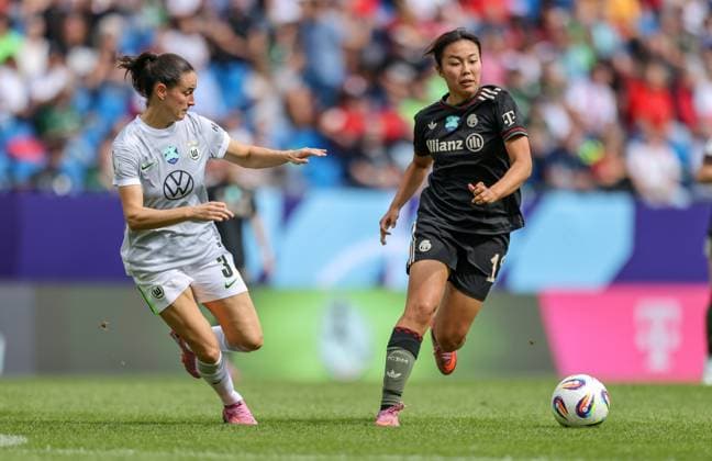 DEU, Karlsruhe, Bayern München vs VfL Wolfsburg, Google Pixel Supercup der Frauen, DFB, BBBank Wildpark, Finale, im Bild v.l.n.r: Caitlin Dijkstra (VfL Wolfsburg 3), Momoko Tanikawa (Bayern München 18) DFB DFL REGULATIONS PROHIBIT ANY USE OF PHOTOGRAPHS AS IMAGE SEQUENCES AND OR QUASI-VIDEO, 30.08.2025, Copyright: HMBxMedia HendrikxHamelau