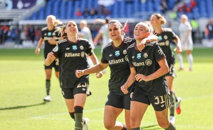 DEU, Karlsruhe, Bayern München vs VfL Wolfsburg, Google Pixel Supercup der Frauen, DFB, BBBank Wildpark, Finale, im Bild: Georgia Stanway (Bayern München 31) erzielt das Tor zum 4:1, Jubel mit dem Team, Jovana Damnjanović (Bayern München 9) DFB DFL REGULATIONS PROHIBIT ANY USE OF PHOTOGRAPHS AS IMAGE SEQUENCES AND OR QUASI-VIDEO, 30.08.2025, Copyright: HMBxMedia HendrikxHamelau
