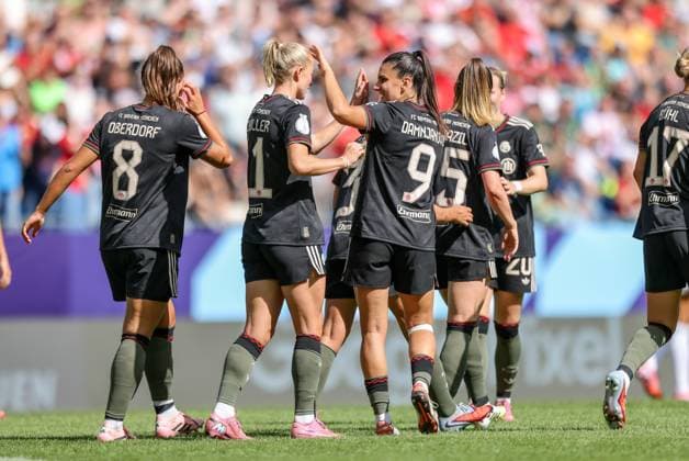 DEU, Karlsruhe, Bayern München vs VfL Wolfsburg, Google Pixel Supercup der Frauen, DFB, BBBank Wildpark, Finale, im Bild: Lea Schüller (Bayern München 11) erzielt das Tor zum 3:1, Jubel mit dem Team DFB DFL REGULATIONS PROHIBIT ANY USE OF PHOTOGRAPHS AS IMAGE SEQUENCES AND OR QUASI-VIDEO, 30.08.2025, Copyright: HMBxMedia HendrikxHamelau