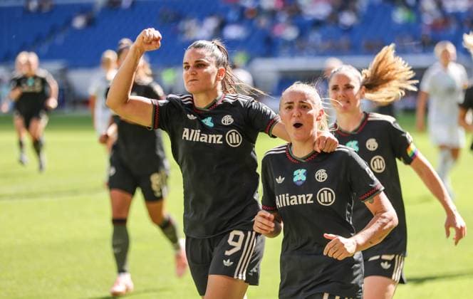 Sport Bilder des Tages DEU, Karlsruhe, Bayern München vs VfL Wolfsburg, Google Pixel Supercup der Frauen, DFB, BBBank Wildpark, Finale, im Bild: Georgia Stanway (Bayern München 31) erzielt das Tor zum 4:1, Jubel mit dem Team, Jovana Damnjanović (Bayern München 9) DFB DFL REGULATIONS PROHIBIT ANY USE OF PHOTOGRAPHS AS IMAGE SEQUENCES AND OR QUASI-VIDEO, 30.08.2025, Copyright: HMBxMedia HendrikxHamelau