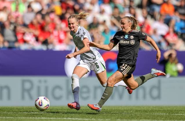 DEU, Karlsruhe, Bayern München vs VfL Wolfsburg, Google Pixel Supercup der Frauen, DFB, BBBank Wildpark, Finale, im Bild v.l.n.r: Janina Minge (VfL Wolfsburg 6), Georgia Stanway (Bayern München 31) DFB DFL REGULATIONS PROHIBIT ANY USE OF PHOTOGRAPHS AS IMAGE SEQUENCES AND OR QUASI-VIDEO, 30.08.2025, Copyright: HMBxMedia HendrikxHamelau