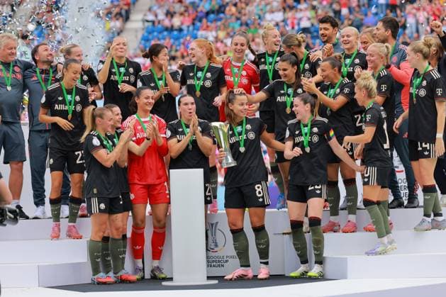RECORD DATE NOT STATED Supercup-Siegerinnen 2025 - FC Bayern München - Maria Luisa Grohs (1; FC Bayern Frauen 1), Jovana Damnjanovi? (9; FC Bayern Frauen 1), Lena Oberdorf (8; FC Bayern Frauen 1), Ena Mahmutovic (21; FC Bayern Frauen 1), Michael Netolitzky (516; FC Bayern Frauen 1), Pernille Harder (21; FC Bayern Frauen 1), Magdalena Eriksson (5; FC Bayern Frauen 1), Vanessa Gilles (2; FC Bayern Frauen 1), Carolin Simon (30; FC Bayern Frauen 1), Sarah Zadrazil (25; FC Bayern Frauen 1), Hamid Masoum Beygi (515; FC Bayern Frauen 1), Kjetil Lone (517; FC Bayern Frauen 1), Arianna Caruso (27; FC Bayern Frauen 1), Lea Schüller (11; FC Bayern Frauen 1), Momoko Tanikawa (18; FC Bayern Frauen 1), Stine Ballisager (3; FC Bayern Frauen 1), Franziska Kett (20; FC Bayern Frauen 1), Tuva Hansen (6; FC Bayern Frauen 1), Alara ?ehitler (14; FC Bayern Frauen 1), Clara Schöne (518; FC Bayern Frauen 1), Georgia Stanway (31; FC Bayern Frauen 1) und Linda Dallmann (10; FC Bayern Frauen 1) feiern gemeinsam den Gewinn des Supercups mit Pokal und Medaillen Fußball I Frauen I Saison 2025-2026 I Supercup I FC Bayern München – VFL Wolfsburg I 29.08.2025 Copyright: xMaxxMesterx