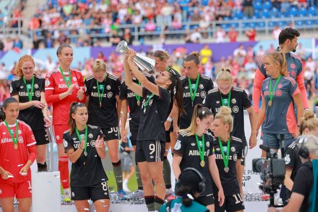 RECORD DATE NOT STATED Supercup-Siegerinnen 2025 - FC Bayern München - Maria Luisa Grohs (1; FC Bayern Frauen 1), Stine Ballisager (3; FC Bayern Frauen 1), Lena Oberdorf (8; FC Bayern Frauen 1), Jovana Damnjanovi? (9; FC Bayern Frauen 1), Linda Dallmann (10; FC Bayern Frauen 1), Lea Schüller (11; FC Bayern Frauen 1), Ena Mahmutovic (21; FC Bayern Frauen 1), Sarah Zadrazil (25; FC Bayern Frauen 1), Arianna Caruso (27; FC Bayern Frauen 1), Carolin Simon (30; FC Bayern Frauen 1), Michael Netolitzky (516; FC Bayern Frauen 1) und Clara Schöne (518; FC Bayern Frauen 1) feiern gemeinsam den Gewinn des Supercups im BBBank Wildpark in Karlsruhe Fußball I Frauen I Saison 2025-2026 I Supercup I FC Bayern München – VFL Wolfsburg I 29.08.2025 Copyright: xMaxxMesterx