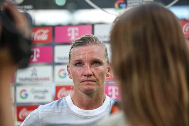 Niedergeschlagene Alexandra Popp (VfL Wolfsburg, 11) beim Interview nach dem Spiel, GER, FC Bayern Muenchen vs. VfL Wolfsburg, Google Pixel Supercup der Frauen, Finale, 2025 2026, 30.08.2025, DFL REGULATIONS PROHIBIT ANY USE OF PHOTOGRAPHS AS IMAGE SEQUENCES AND OR QUASI-VIDEO, GER, FC Bayern Muenchen vs. VfL Wolfsburg, Google Pixel Supercup der Frauen, Finale, 2025 2026, 30.08.2025 Karlsruhe Copyright: xEibner-Pressefoto JanxPrihodax EP_JPA