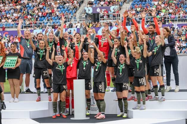 DEU, Karlsruhe, Bayern München vs VfL Wolfsburg, Google Pixel Supercup der Frauen, DFB, BBBank Wildpark, Finale, im Bild: FC Bayern München gewinnt den Supercup der Frauen gegen den VfL Wolfsburg mit 4:1, Jubel und Freude mit dem Pokal DFB DFL REGULATIONS PROHIBIT ANY USE OF PHOTOGRAPHS AS IMAGE SEQUENCES AND OR QUASI-VIDEO, 30.08.2025, Copyright: HMBxMedia HendrikxHamelau