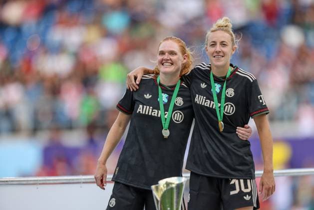 DEU, Karlsruhe, Bayern München vs VfL Wolfsburg, Google Pixel Supercup der Frauen, DFB, BBBank Wildpark, Finale, im Bild: FC Bayern München gewinnt den Supercup der Frauen gegen den VfL Wolfsburg mit 4:1, Jubel und Freude mit dem Pokal, Stine Ballisager (Bayern München 3), Carolin Simon (Bayern München 30) DFB DFL REGULATIONS PROHIBIT ANY USE OF PHOTOGRAPHS AS IMAGE SEQUENCES AND OR QUASI-VIDEO, 30.08.2025, Copyright: HMBxMedia HendrikxHamelau