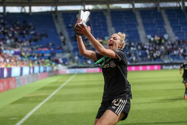 DEU, Karlsruhe, Bayern München vs VfL Wolfsburg, Google Pixel Supercup der Frauen, DFB, BBBank Wildpark, Finale, im Bild: FC Bayern München gewinnt den Supercup der Frauen gegen den VfL Wolfsburg mit 4:1, Jubel und Freude mit dem Pokal Carolin Simon (Bayern München 30) DFB DFL REGULATIONS PROHIBIT ANY USE OF PHOTOGRAPHS AS IMAGE SEQUENCES AND OR QUASI-VIDEO, 30.08.2025, Copyright: HMBxMedia HendrikxHamelau