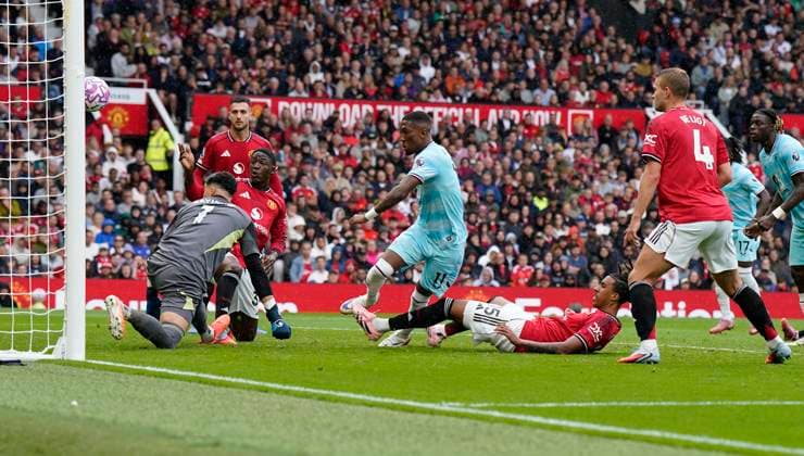 Manchester, England, 30th August 2025. Jaidon Anthony of Burnley (C) scores his teams second goal during the Manchester United, ManU vs Burnley Premier League match at Old Trafford, Manchester. Picture credit should read: Andrew Yates Sportimage EDITORIAL USE ONLY. No use with unauthorised audio, video, data, fixture lists, club league logos or live services. Online in-match use limited to 120 images, no video emulation. No use in betting, games or single club league player publications. SPI_025_AY_MANUTD_BURNLEY SPI-4095-0025