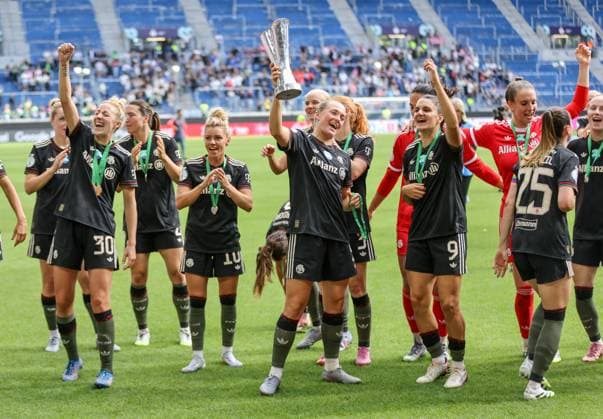 DEU, Karlsruhe, Bayern München vs VfL Wolfsburg, Google Pixel Supercup der Frauen, DFB, BBBank Wildpark, Finale, im Bild: FC Bayern München gewinnt den Supercup der Frauen gegen den VfL Wolfsburg mit 4:1, Jubel und Freude mit dem Pokal, DFB DFL REGULATIONS PROHIBIT ANY USE OF PHOTOGRAPHS AS IMAGE SEQUENCES AND OR QUASI-VIDEO, 30.08.2025, Copyright: HMBxMedia HendrikxHamelau