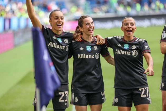 DEU, Karlsruhe, Bayern München vs VfL Wolfsburg, Google Pixel Supercup der Frauen, DFB, BBBank Wildpark, Finale, im Bild: FC Bayern München gewinnt den Supercup der Frauen gegen den VfL Wolfsburg mit 4:1, Jubel und Freude mit dem Pokal, Natalia Padilla Bidas (Bayern München 23), Tuva Hansen (Bayern München 6), Arianna Caruso (Bayern München 27) DFB DFL REGULATIONS PROHIBIT ANY USE OF PHOTOGRAPHS AS IMAGE SEQUENCES AND OR QUASI-VIDEO, 30.08.2025, Copyright: HMBxMedia HendrikxHamelau