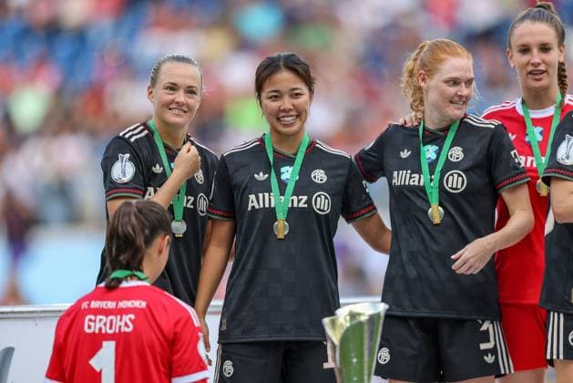 DEU, Karlsruhe, Bayern München vs VfL Wolfsburg, Google Pixel Supercup der Frauen, DFB, BBBank Wildpark, Finale, im Bild: FC Bayern München gewinnt den Supercup der Frauen gegen den VfL Wolfsburg mit 4:1, Jubel und Freude mit dem Pokal, Magdalena Eriksson (Bayern München 5), Momoko Tanikawa (Bayern München 18) DFB DFL REGULATIONS PROHIBIT ANY USE OF PHOTOGRAPHS AS IMAGE SEQUENCES AND OR QUASI-VIDEO, 30.08.2025, Copyright: HMBxMedia HendrikxHamelau