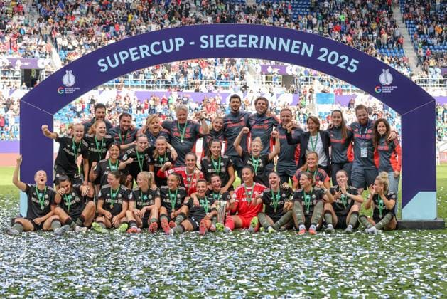 DEU, Karlsruhe, Bayern München vs VfL Wolfsburg, Google Pixel Supercup der Frauen, DFB, BBBank Wildpark, Finale, im Bild: FC Bayern München gewinnt den Supercup der Frauen gegen den VfL Wolfsburg mit 4:1, Jubel und Freude mit dem Pokal, DFB DFL REGULATIONS PROHIBIT ANY USE OF PHOTOGRAPHS AS IMAGE SEQUENCES AND OR QUASI-VIDEO, 30.08.2025, Copyright: HMBxMedia HendrikxHamelau