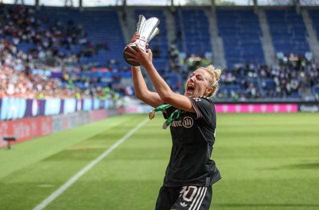 DEU, Karlsruhe, Bayern München vs VfL Wolfsburg, Google Pixel Supercup der Frauen, DFB, BBBank Wildpark, Finale, im Bild: FC Bayern München gewinnt den Supercup der Frauen gegen den VfL Wolfsburg mit 4:1, Jubel und Freude mit dem Pokal, Carolin Simon (Bayern München 30) DFB DFL REGULATIONS PROHIBIT ANY USE OF PHOTOGRAPHS AS IMAGE SEQUENCES AND OR QUASI-VIDEO, 30.08.2025, Copyright: HMBxMedia HendrikxHamelau