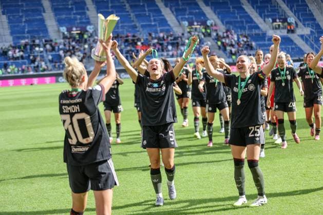 DEU, Karlsruhe, Bayern München vs VfL Wolfsburg, Google Pixel Supercup der Frauen, DFB, BBBank Wildpark, Finale, im Bild: FC Bayern München gewinnt den Supercup der Frauen gegen den VfL Wolfsburg mit 4:1, Jubel und Freude mit dem Pokal, Magdalena Eriksson (Bayern München 5) DFB DFL REGULATIONS PROHIBIT ANY USE OF PHOTOGRAPHS AS IMAGE SEQUENCES AND OR QUASI-VIDEO, 30.08.2025, Copyright: HMBxMedia HendrikxHamelau