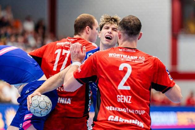 v.l. Jacob Lundahl (TuS N-Luebbecke, 17), Vinzent Bertl (TSV Bayer Dormagen, 04), Jo Gerrit Genz (TuS N-Luebbecke, 02) GER, TuS N-Luebbecke vs. TSV Bayer Dormagen, Handball, 2. Bundesliga, 1. Spieltag, Spielzeit 2025 2026, 30.08.2025 GER, TuS N-Luebbecke vs. TSV Bayer Dormagen, Handball, 2. Bundesliga, 1. Spieltag, Spielzeit 2025 2026, 30.08.2025 Luebbecke Copyright: xEibner-Pressefoto JanxRollingerx EP_JSK