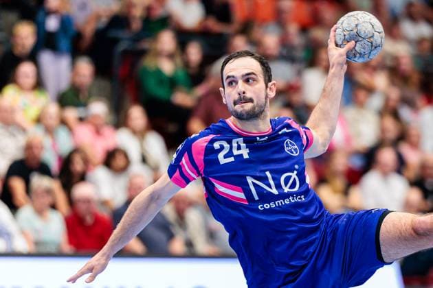 Peter Strosack (TSV Bayer Dormagen, 24) beim Siebenmeter 7 Meter Wurf GER, TuS N-Luebbecke vs. TSV Bayer Dormagen, Handball, 2. Bundesliga, 1. Spieltag, Spielzeit 2025 2026, 30.08.2025 GER, TuS N-Luebbecke vs. TSV Bayer Dormagen, Handball, 2. Bundesliga, 1. Spieltag, Spielzeit 2025 2026, 30.08.2025 Luebbecke Copyright: xEibner-Pressefoto JanxRollingerx EP_JSK